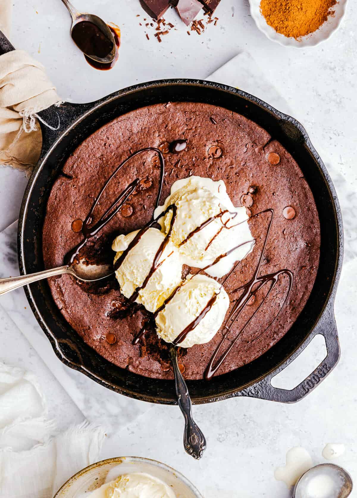 The absolute BEST Flourless Chocolate Chip Brownies that are fudgy, moist and delicious! Made healthier with zero refined sugar, protein-packed black beans, and Greek yogurt!